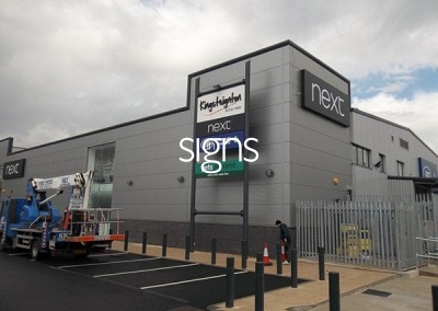 Kingsteignton Retail Park Sign Post